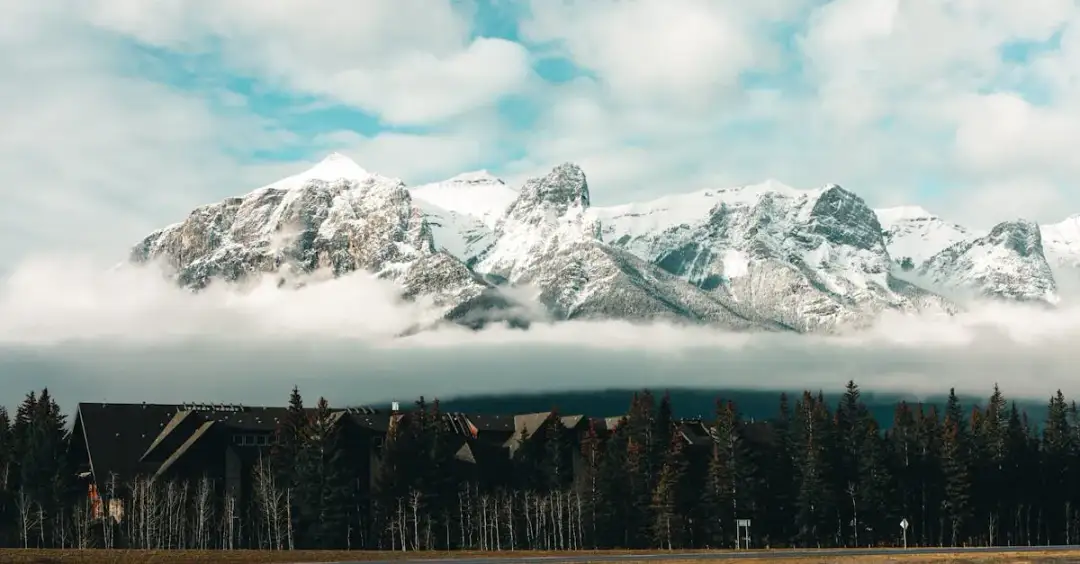 Gdzie są noclegi w Górach Stołowych blisko szlaków? Przewodnik!