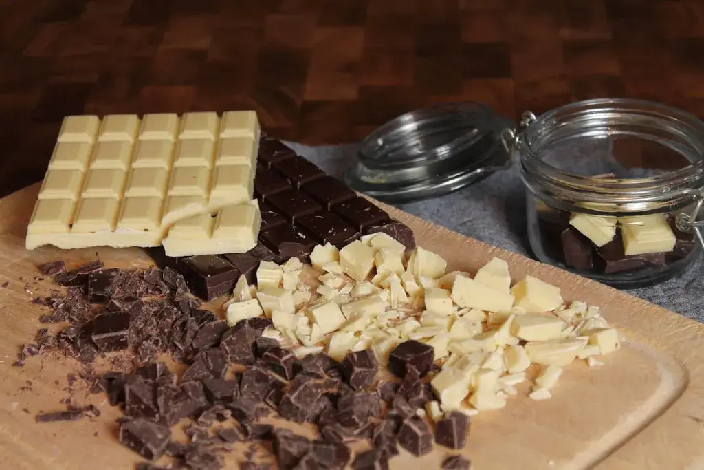 Czekolada cukiernicza: Jak wybrać najlepszą do wypieków i dekoracji