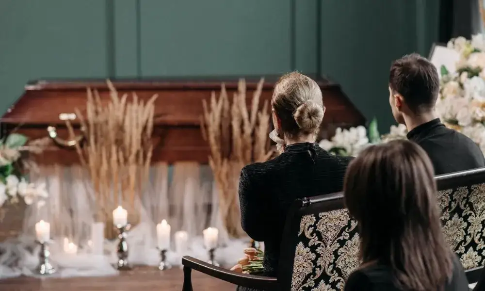 Kto siedzi za trumną w kościele? Zwyczaje i znaczenie tego miejsca