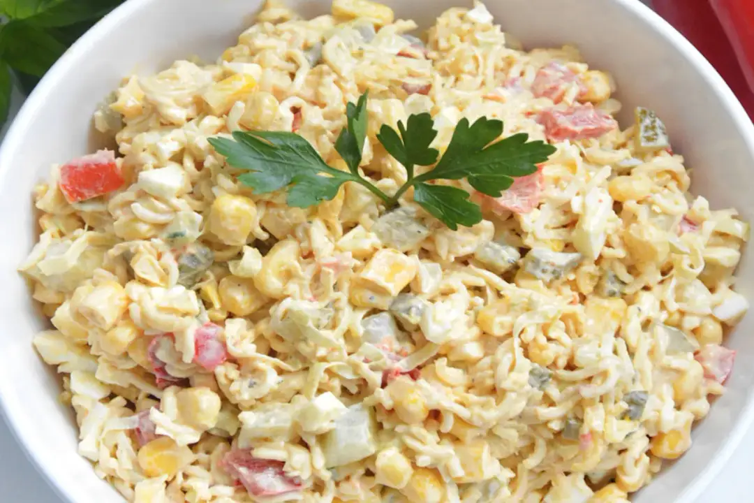 Jak się robi sałatkę z zupek chińskich? Prosty przepis na smaczną przekąskę