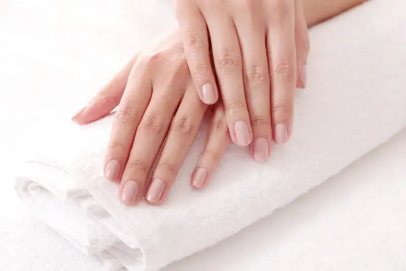 Jak używać primer do paznokci: 10 wskazówek dla perfekcyjnego manicure