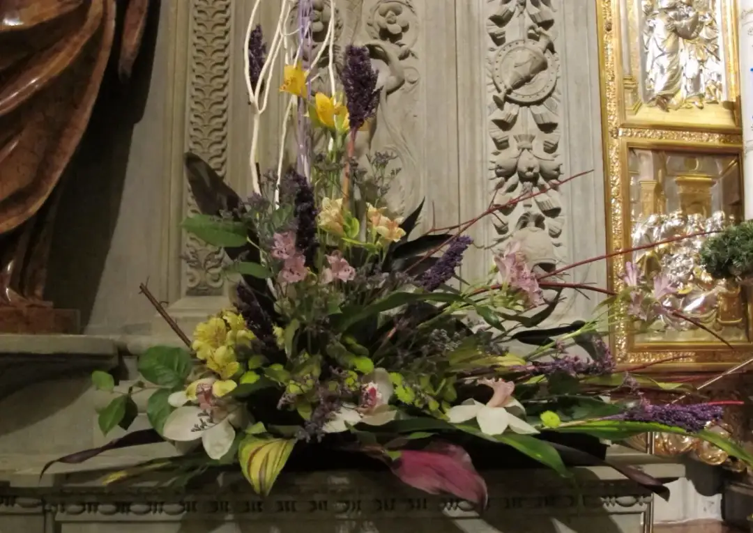 Jakie kwiaty do kościoła na adwent? Symbolika i najlepsze propozycje