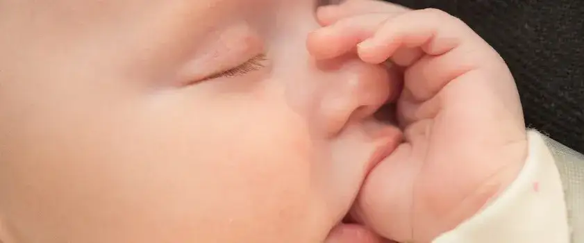 Jak oduczyć dziecko ssać palec i uniknąć problemów z zębami