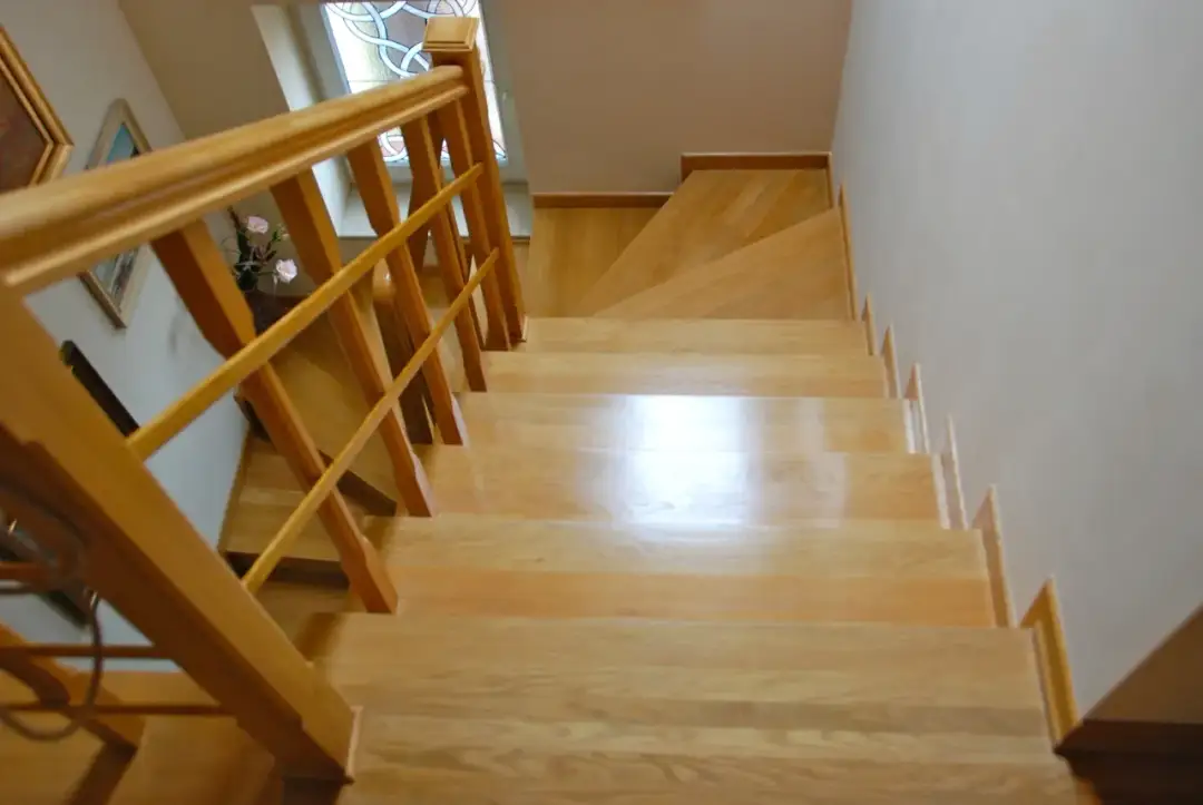 Jaki lakier do schodów drewnianych? Wybierz najlepszy dla trwałości i estetyki