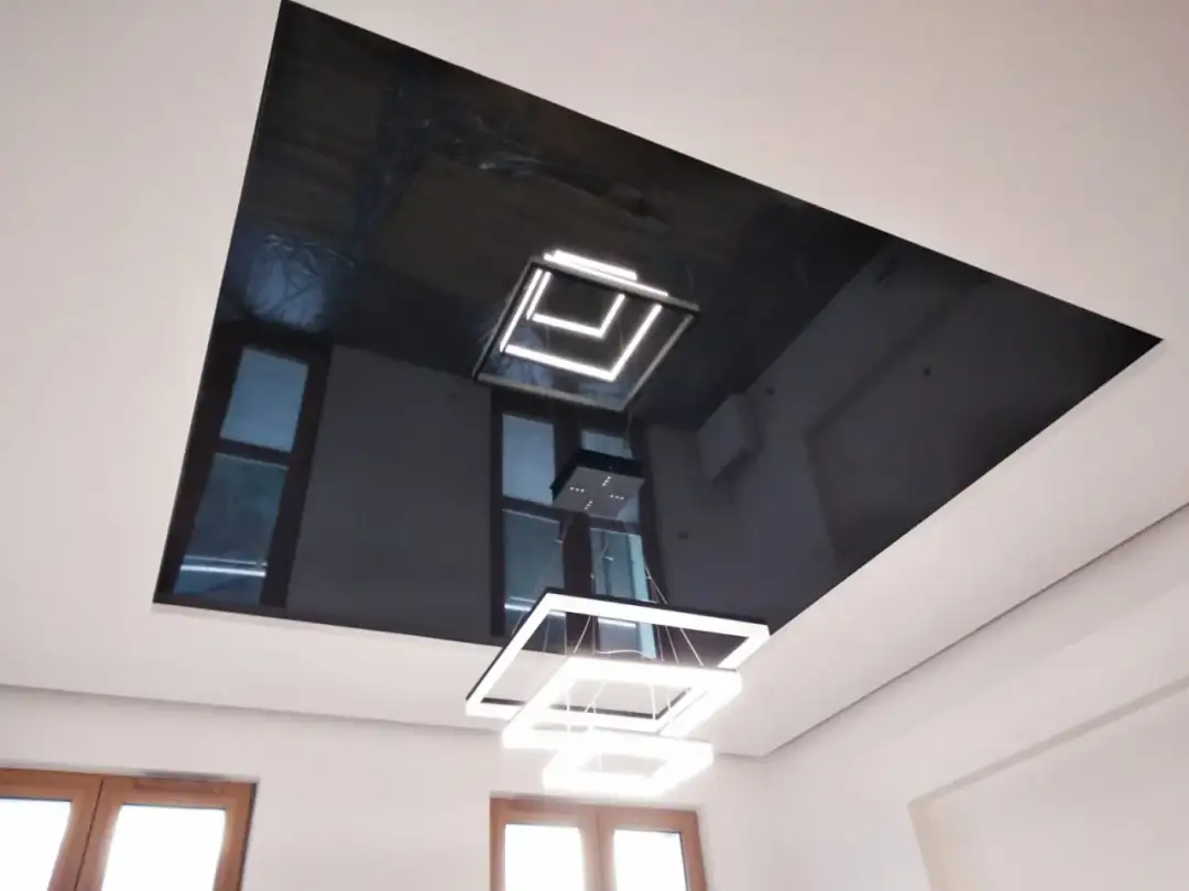 Czarny sufit napinany: elegancki i nowoczesny wystrój wnętrz