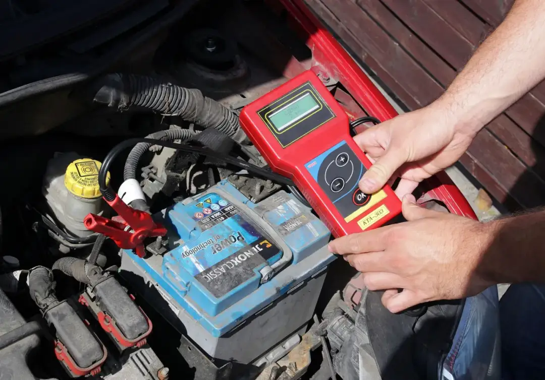 Słaby akumulator objawy diesel - jak je rozpoznać i uniknąć problemów