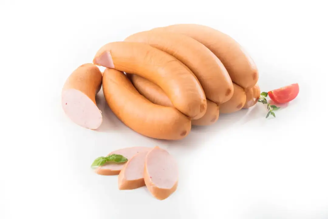 Kiełbasa parówkowa: Jak zrobić ją w domu? Nasz przepis krok po kroku