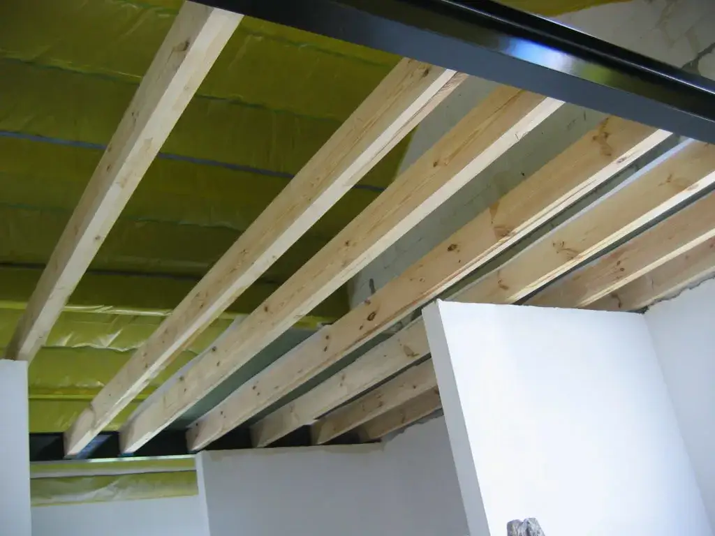 Jakie legary na strop drewniany wybrać, aby uniknąć błędów i oszczędzić czas