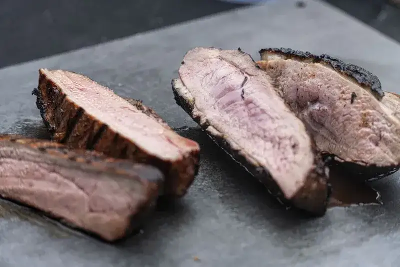 Idealna pierś z kaczki z grilla: Sekretne triki mistrzów kuchni