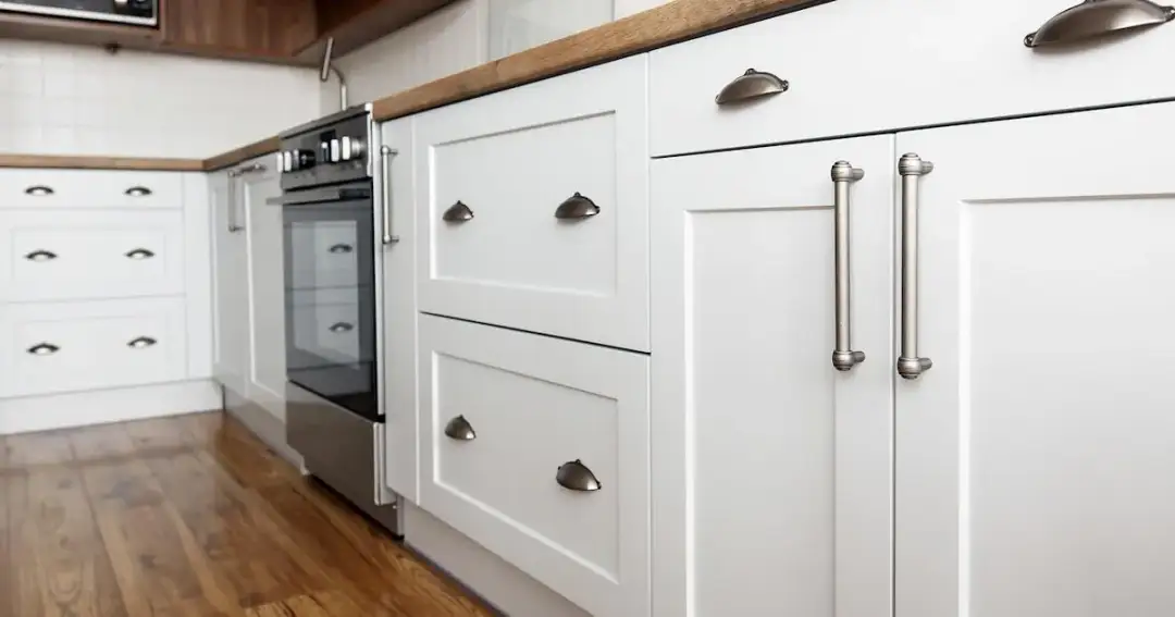 Jak zmienić fronty szafek w kuchni i zaoszczędzić na remoncie