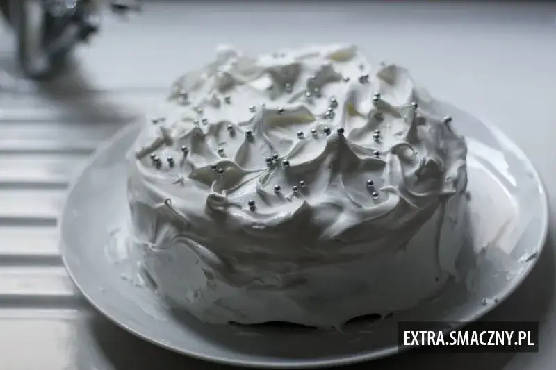 Jak pokroić tort bezowy bez uszkodzeń – proste triki i wskazówki