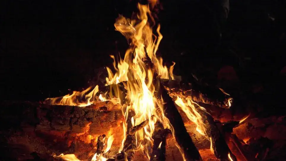 Jak szybko rozpalić ognisko: skuteczne metody na szybkie ogień