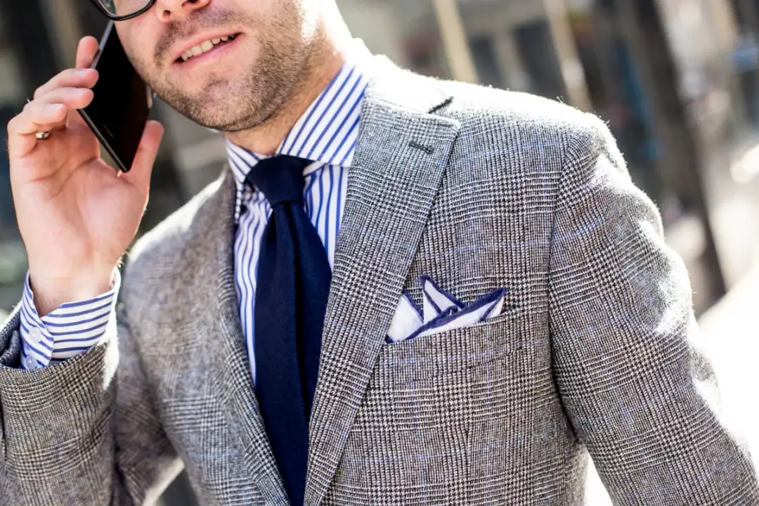 Jak dobrać poszetkę do krawata, aby uniknąć modowych wpadek