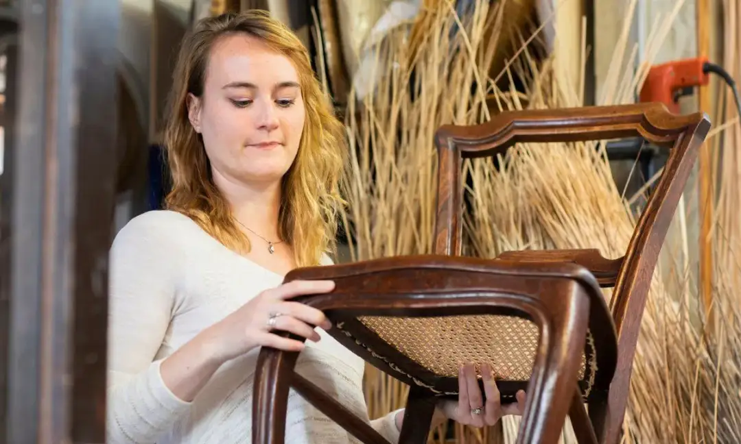 Jak usunąć zapach stęchlizny z mebli - skuteczne metody i porady