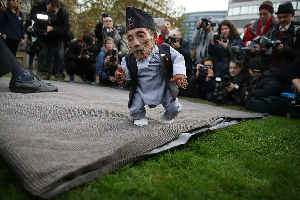 Ile ma lat najmniejszy człowiek świata? Zaskakujące fakty o Afshinie.