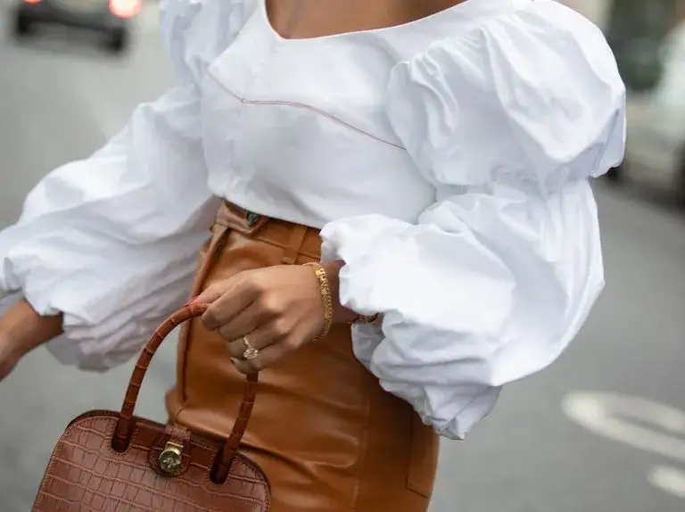 Jak nosić bluzki hiszpanki? Odkryj stylowe sposoby na każdą okazję