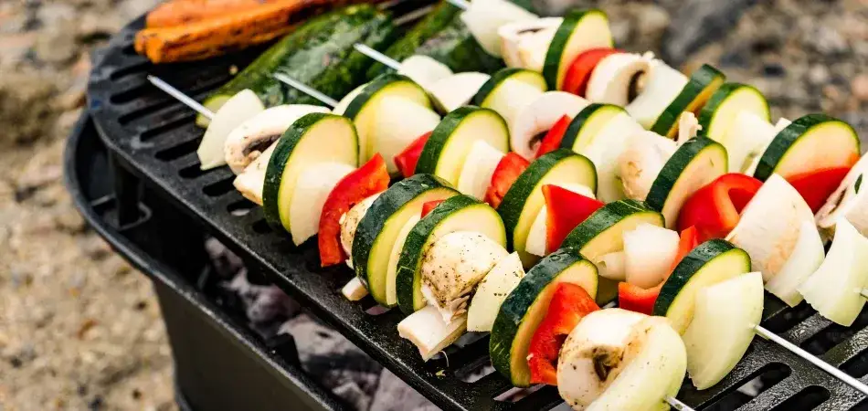 Szaszłyki warzywne na grilla – proste przepisy, które zachwycą smakami