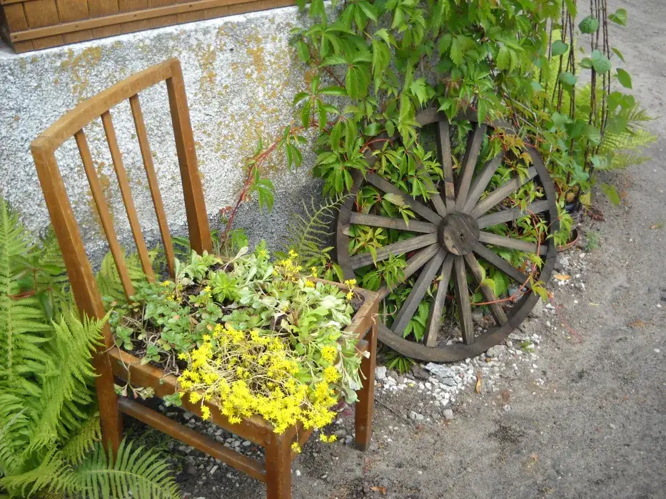 Jak zrobić kwietnik z krzesła: 5 prostych kroków + inspiracje