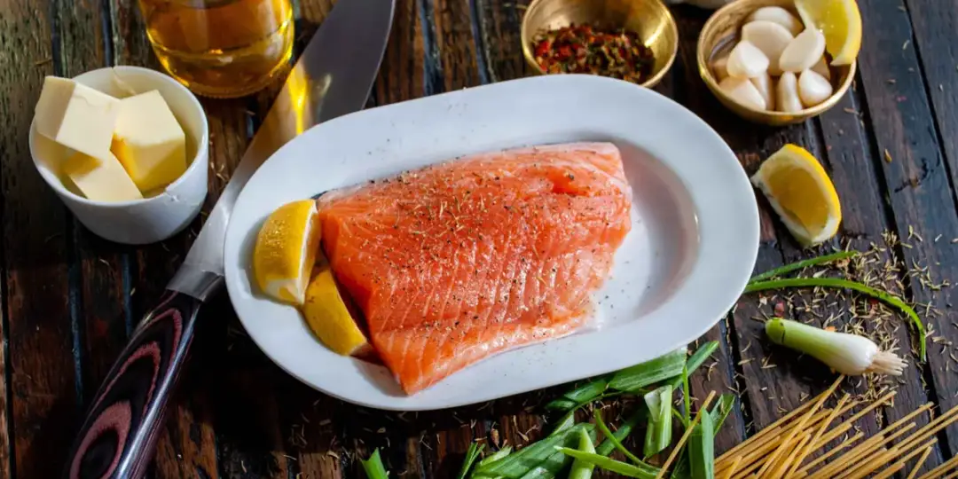 Jakie przyprawy do łososia, aby wydobyć jego wyjątkowy smak?