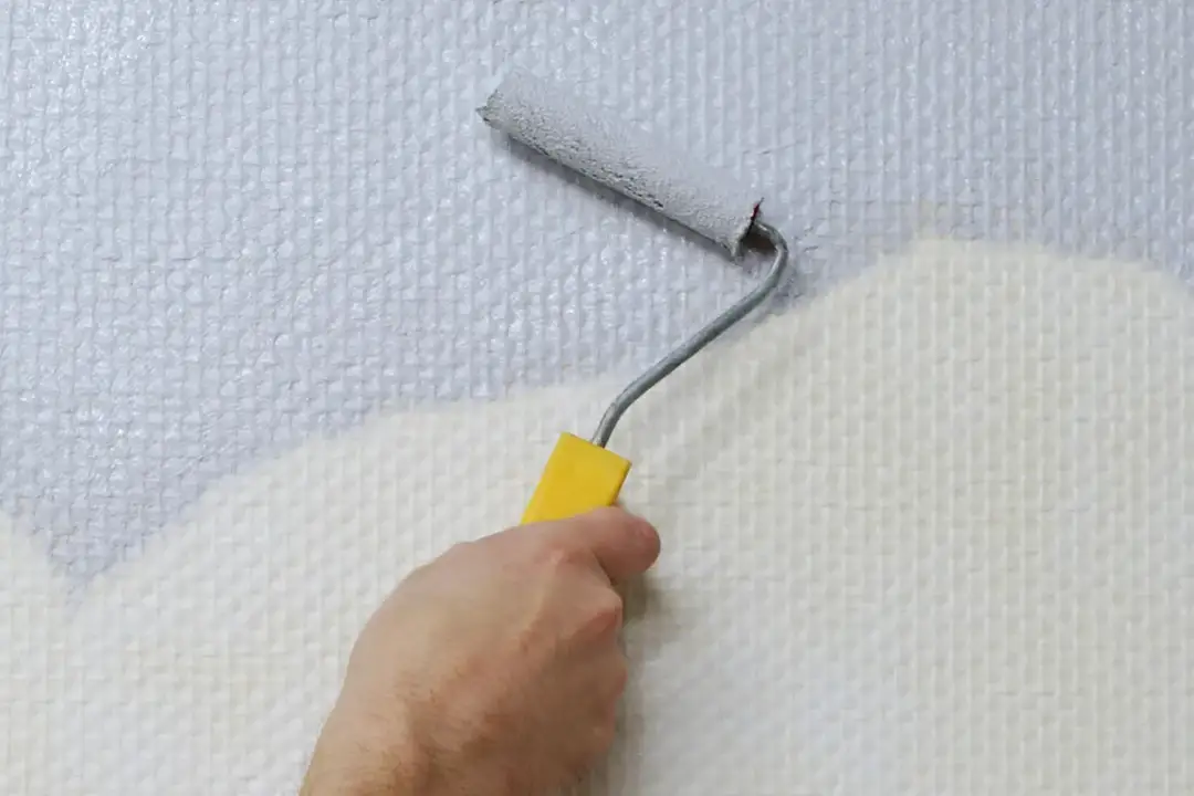 Jaka farba do malowania tapety? Oto najlepsze wybory i porady.