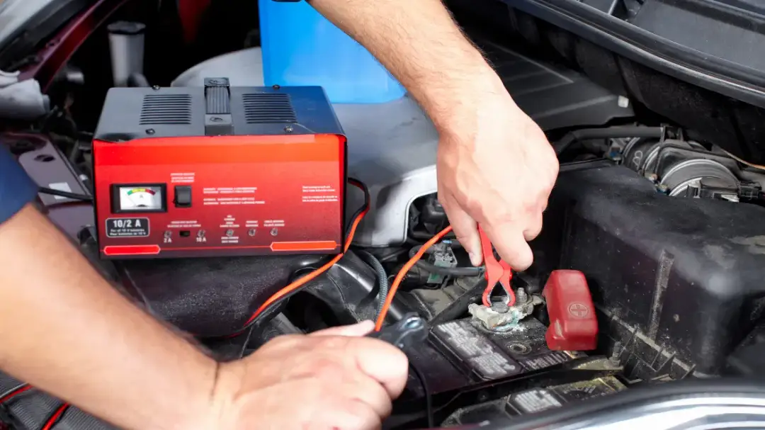 Czy można ładować akumulator motocyklowy prostownikiem samochodowym? Oto ryzyka.