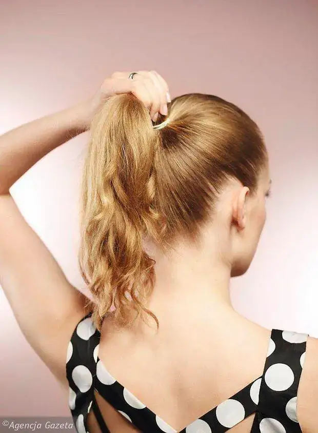 Jak zrobić fryzury z lat 60? 5 kultowych stylizacji krok po kroku