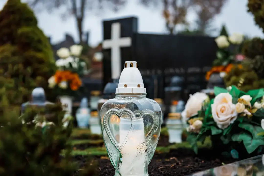 Te symbole religijne umieszczane są na niemal każdym nagrobku — sprawdź dlaczego