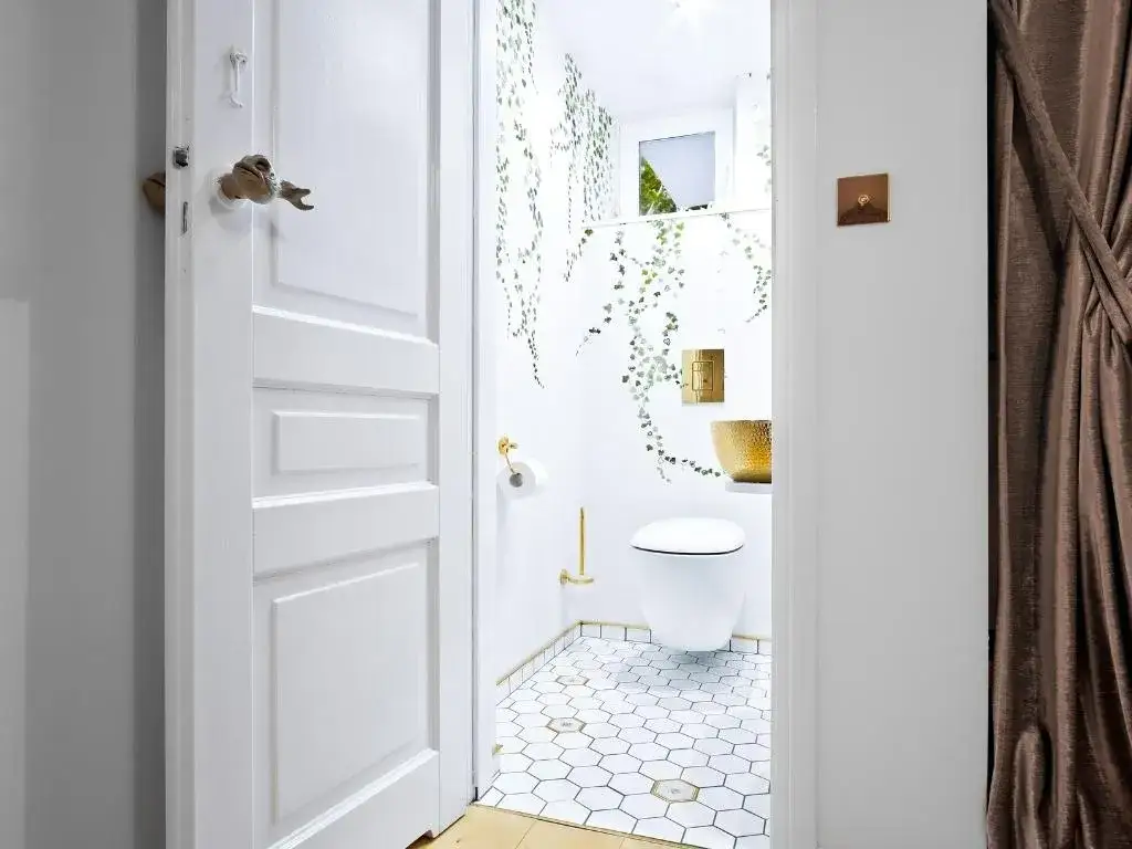 Jak urządzić małą łazienkę pod schodami: 10 sprawdzonych rozwiązań