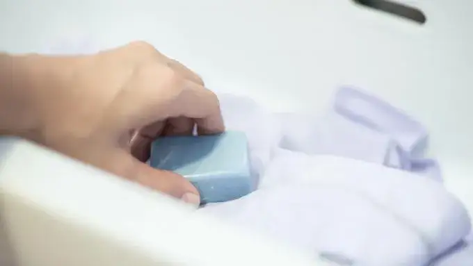 Skuteczne sposoby na to, czym usunąć smar z bluzy w domu