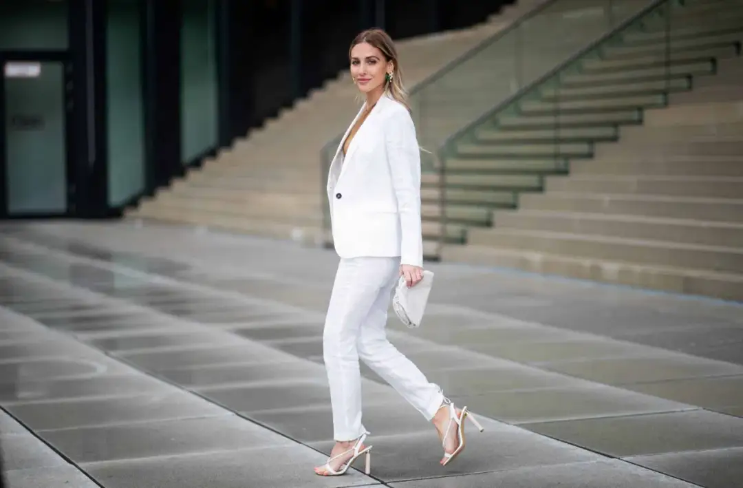 Jak ubrać się na rozmowę o pracę latem, aby wyglądać profesjonalnie?