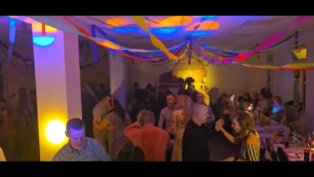 Andrzejki w stylu PRL: Przeżyj niezapomnianą noc w klimacie lat 80