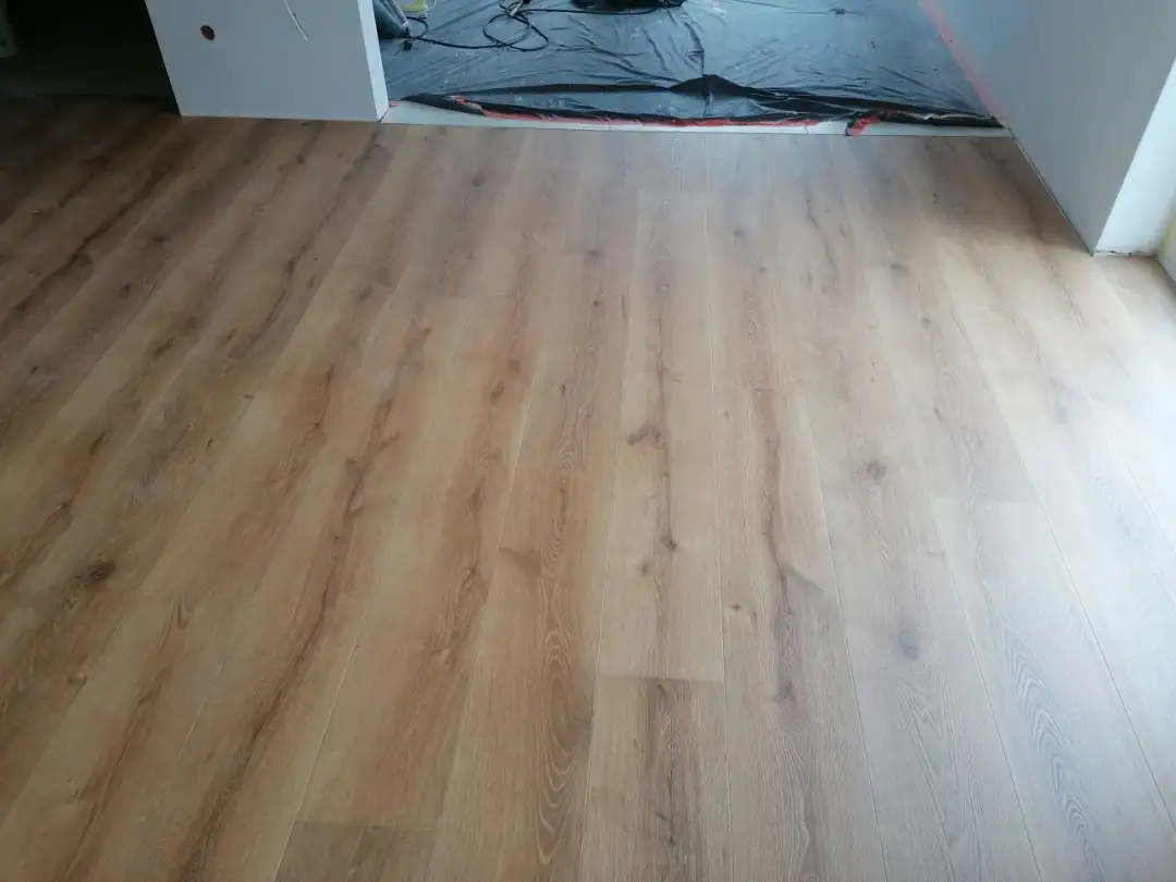 Panele Quick Step czy Kronopol – co wybrać dla idealnej podłogi?