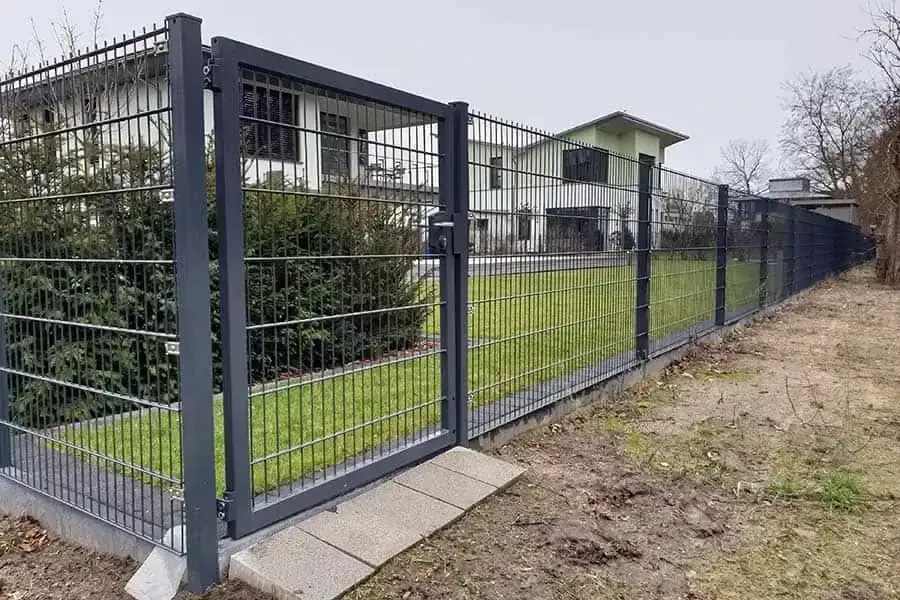 Przepisy o ogrodzeniach: Jak daleko od granicy postawić płot?