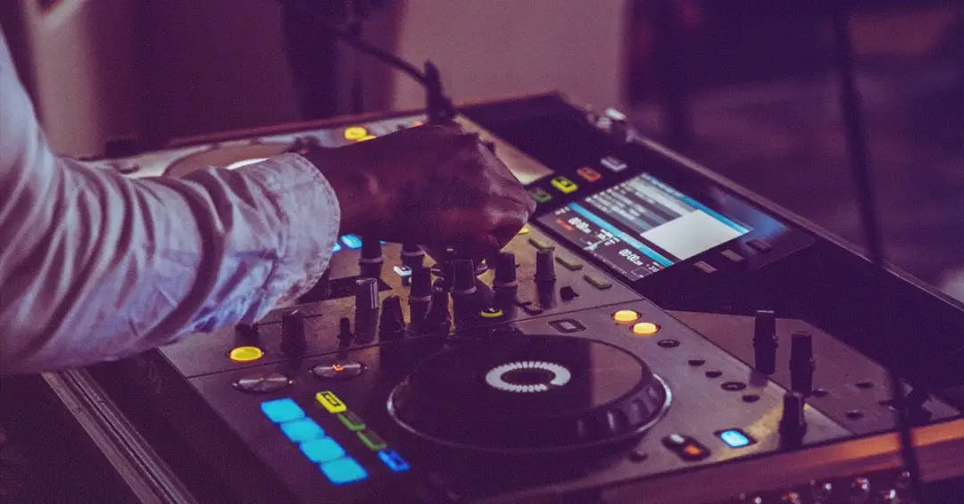 DJ czy orkiestra na wesele - co wybrać, aby uniknąć rozczarowania?