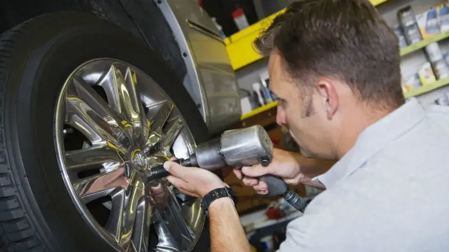 Lepsze opony na przód czy tył? Odkryj kluczowe zasady bezpieczeństwa