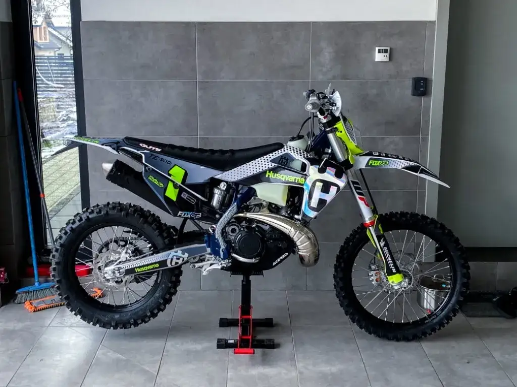 Okleina Husqvarna TE 250 – jak wybrać i zamontować trwałe naklejki do motocykla