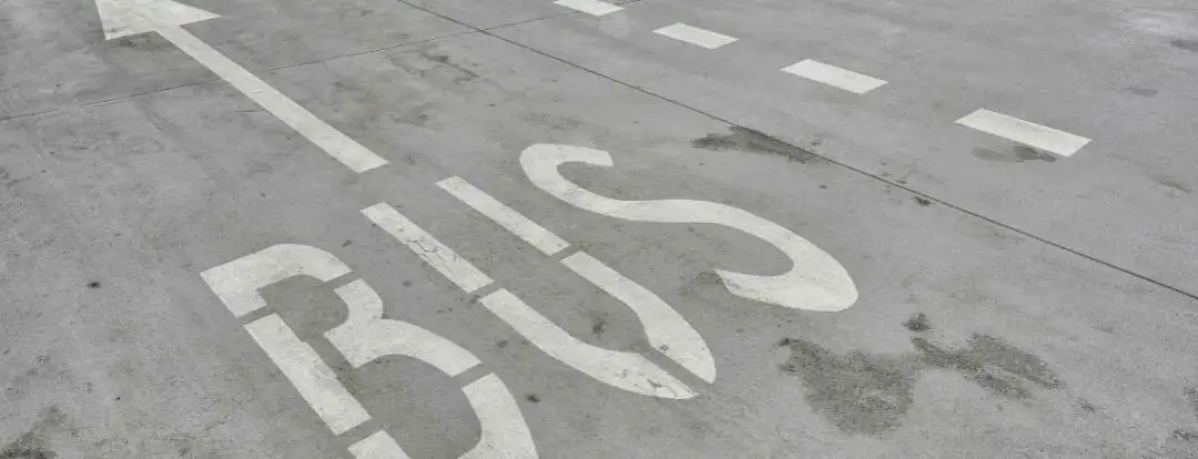 Czy taxi może jechać buspasem? Poznaj zasady i uniknij mandatu