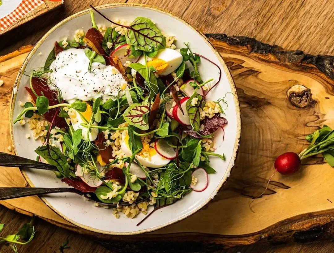 5 zaskakujących sałatek na przyjęcie, które oczarują Twoich gości