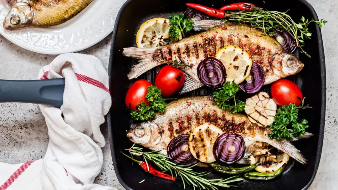 Jak upiec rybę na patelni - w prostych krokach do idealnej potrawy