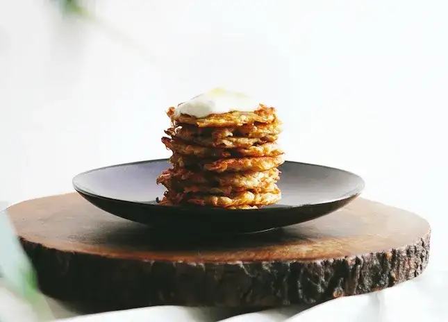 Czy do placków ziemniaczanych daje się jajko? Oto prawda o składnikach