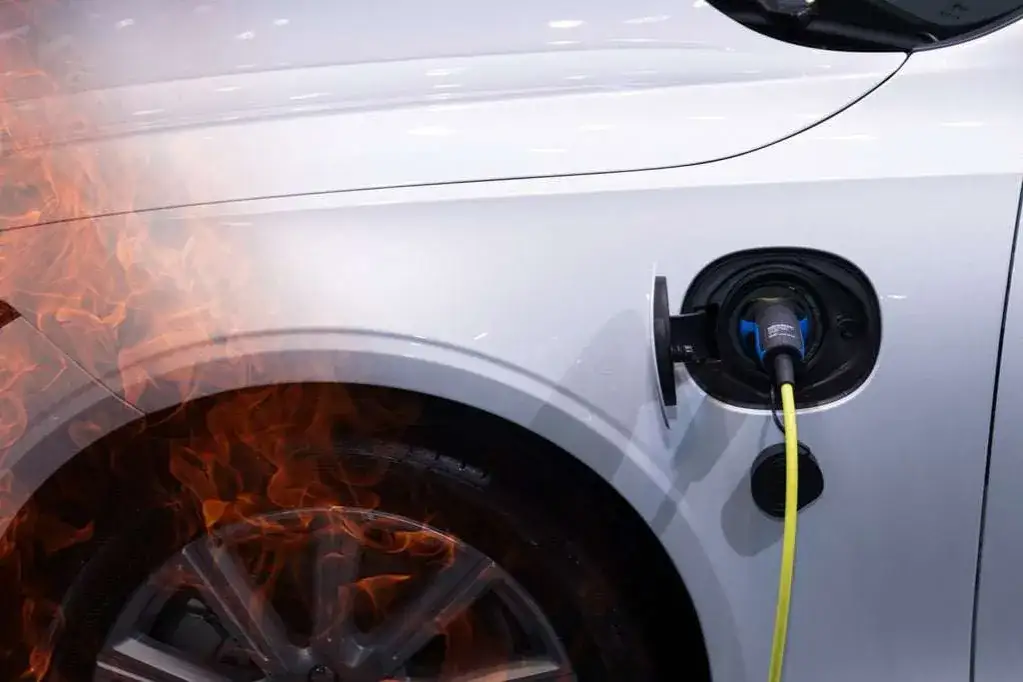Jak gasić samochód elektryczny: kluczowe zasady bezpieczeństwa i metody