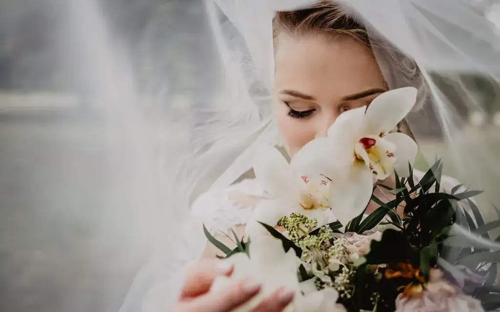 Jaka suknia ślubna dla rozmiaru 42, aby wyglądać olśniewająco?