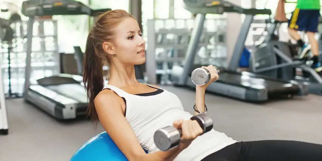 Jak zacząć trening na siłowni bez błędów i kontuzji – porady dla początkujących