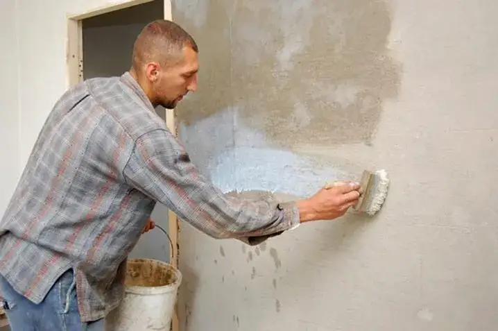 Jak wyrównać tynk na ścianie i uniknąć kosztownych błędów
