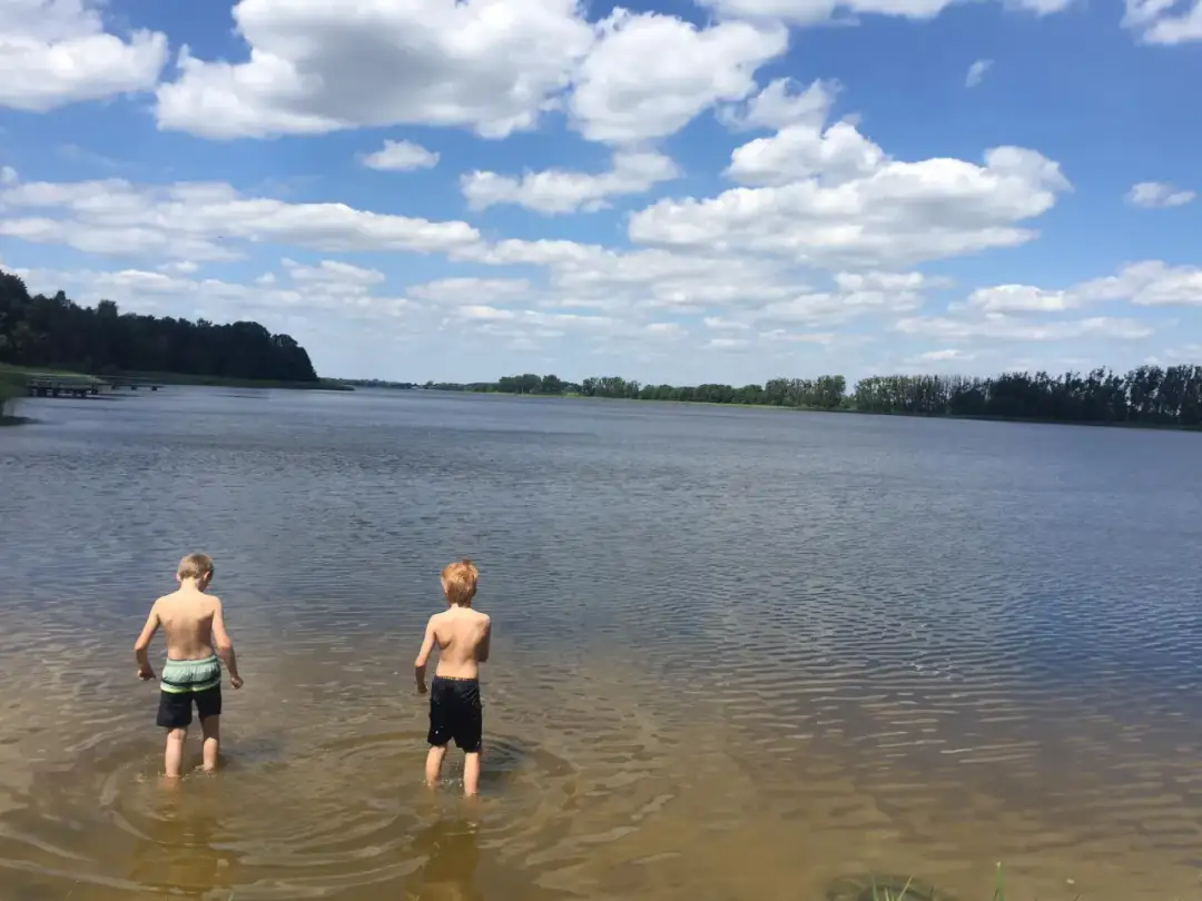 Jezioro Bnińskie: kompleksowe miejsce wypoczynku dla rodzin i wędkarzy
