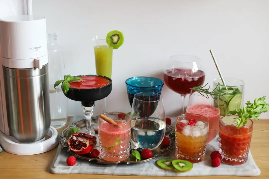 Najlepsze drinki z wodą gazowaną, które orzeźwią każdego dnia