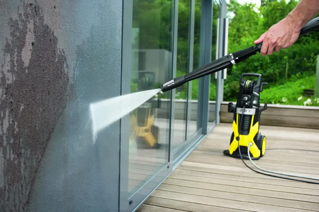 Jak skutecznie umyć elewację: najlepsze metody i środki czyszczące