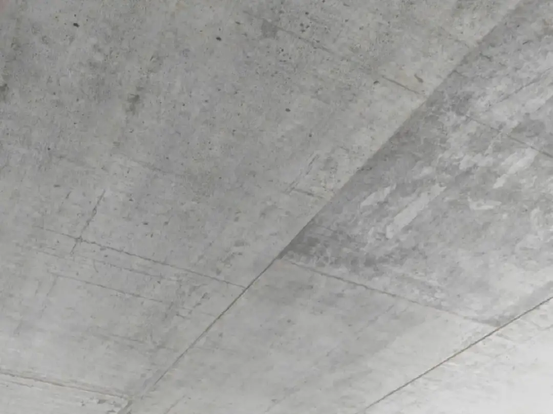 Jak wykończyć sufit betonowy: 5 skutecznych metod aranżacji