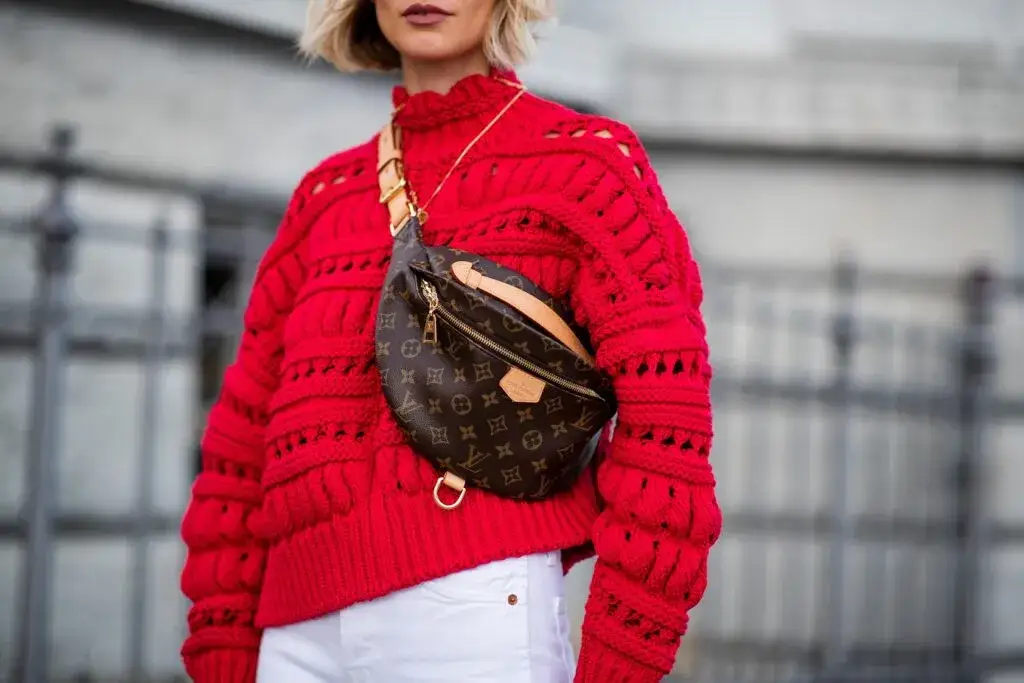 Jak nosić nerkę damską? Najlepsze sposoby i stylizacje na każdą okazję