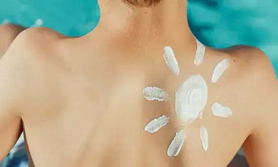 Kremy z filtrami UVA i UVB: Jak wybrać najlepszą ochronę dla skóry